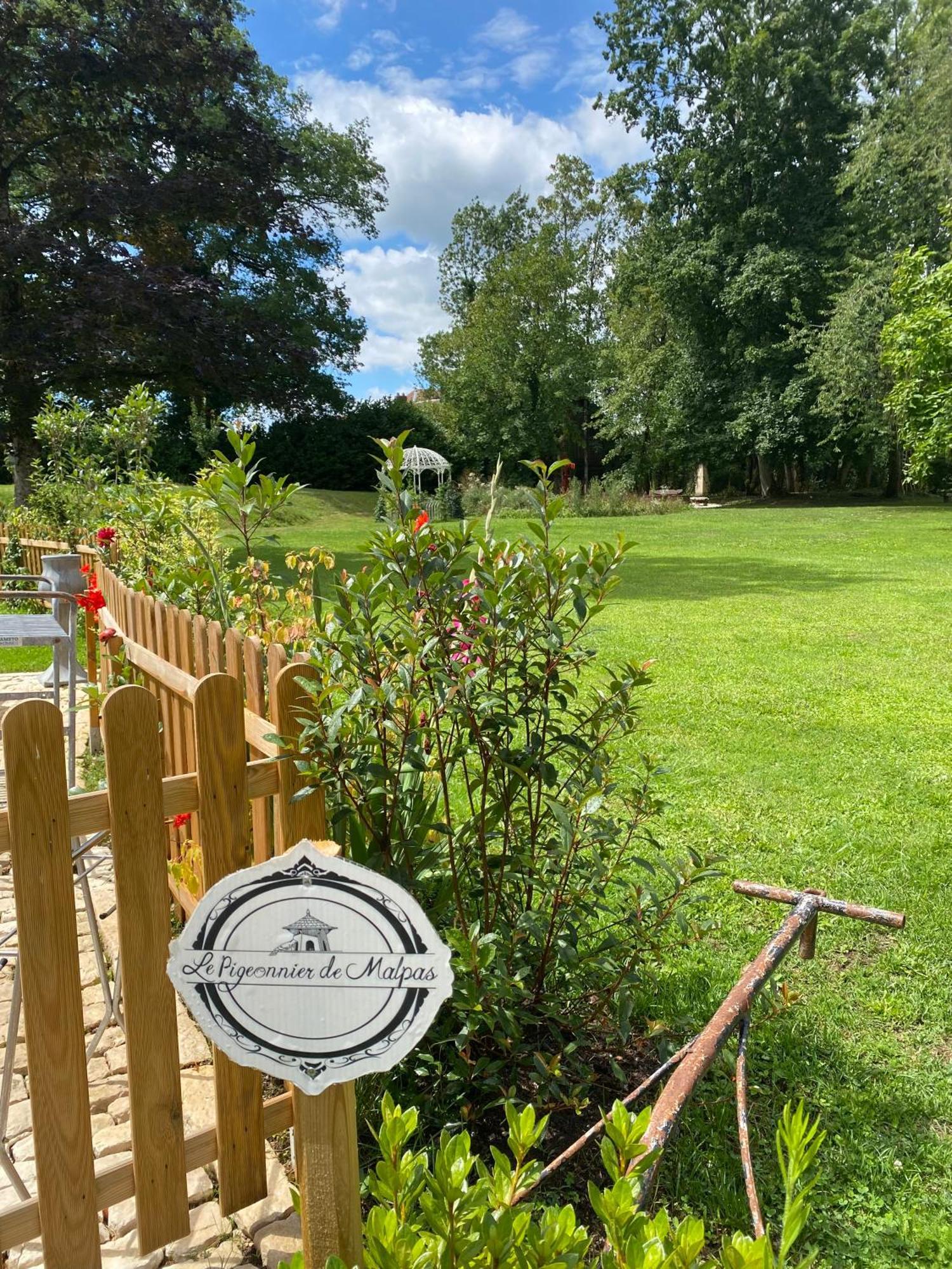 Le Colombier De Malpas Bed & Breakfast Quingey Exterior photo